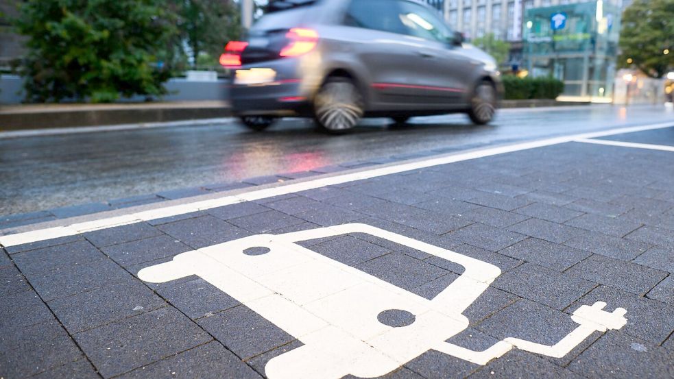 Elektroautos sind im Aufwind - aber nicht überall gleichermaßen. (Archivbild) Foto: Julian Stratenschulte