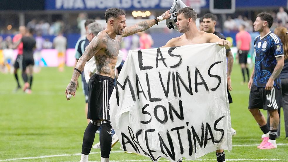 Die Argentinier feiern mit einem brisanten Plakat. Foto: Rebecca Blackwell