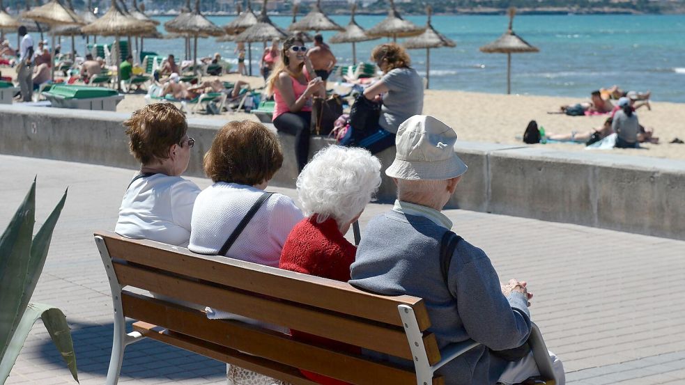 Nicht immer zieht es Menschen in Rente wie hier direkt nach Mallorca. Der Trend zur Frührente war zuletzt aber ungebrochen. (Archivfoto) Foto: Jens Kalaene