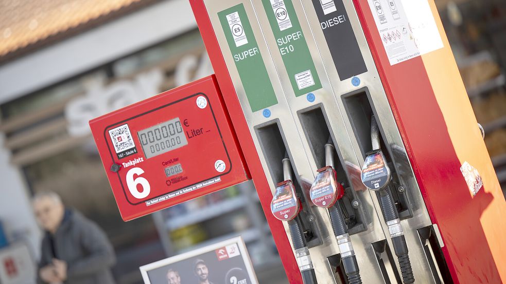 An einer Zapfsäule an einer Tankstelle hängen die Tankschläuche der Kraftstoffe. Foto: Philip Dulian/dpa