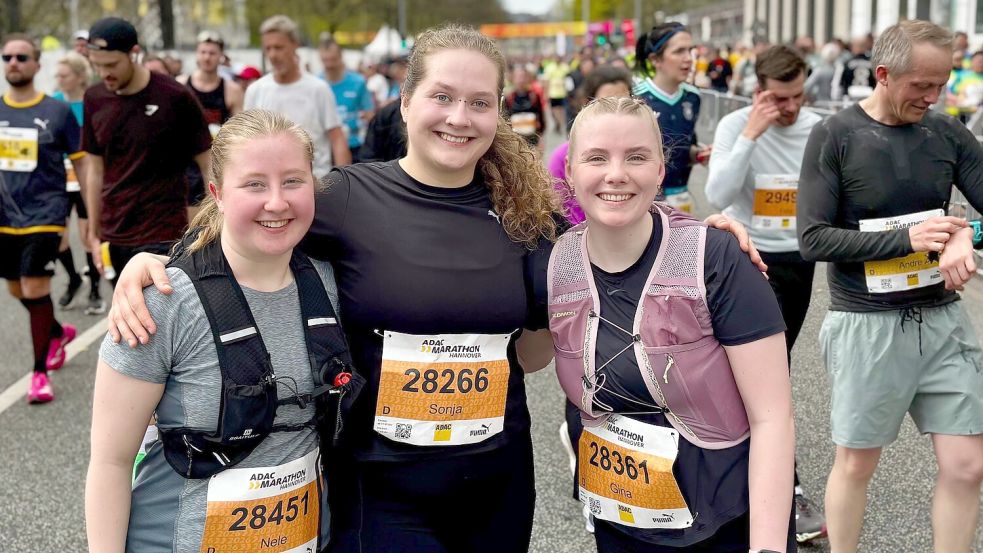 Sonja Schneider (Mitte) lief in Hannover den Halbmarathon mit Nele Kück (links) und Gina Kruse. Foto: privat