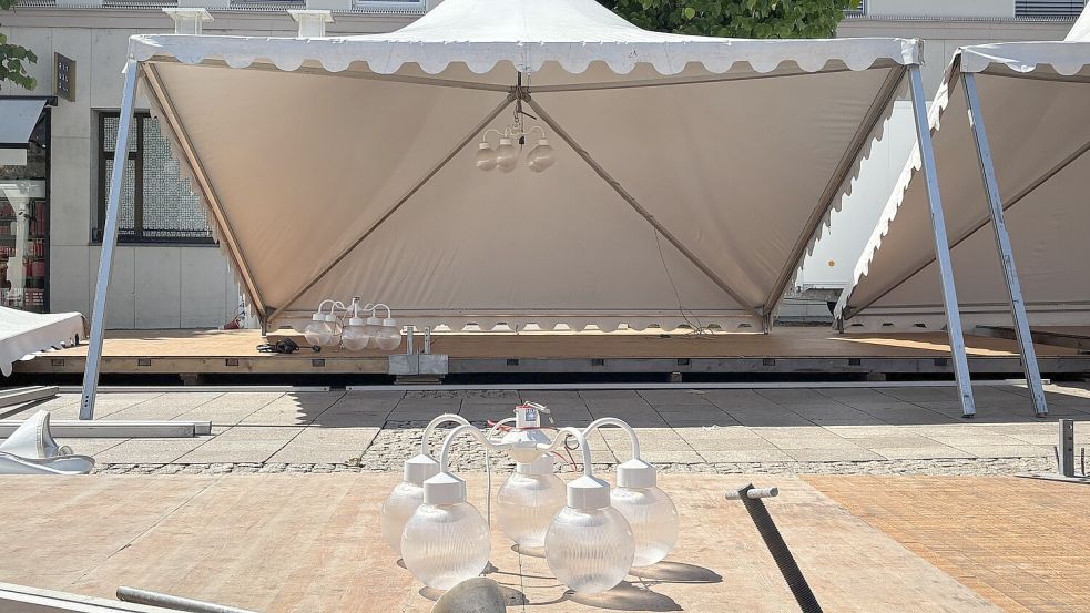 Der Aufbau für das Auricher Wein- und Gourmetfest vom 16. bis 18. Juli 2026 hat am Dienstagmittag begonnen. Foto: Karin Böhmer