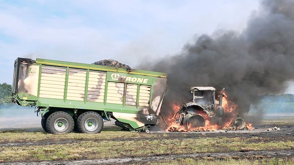 Der Traktor stand beim Eintreffen der Feuerwehren in Vollbrand. Fotos: Feuerwehr Weener/ Joachim Rand