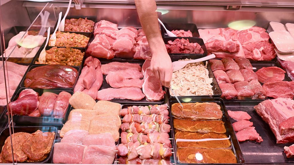 Fleisch aus regionaler Aufzucht kommt in den Fleischereien in Moormerland in die Auslage. Symbolfoto: Bernd Weißbrod/dpa