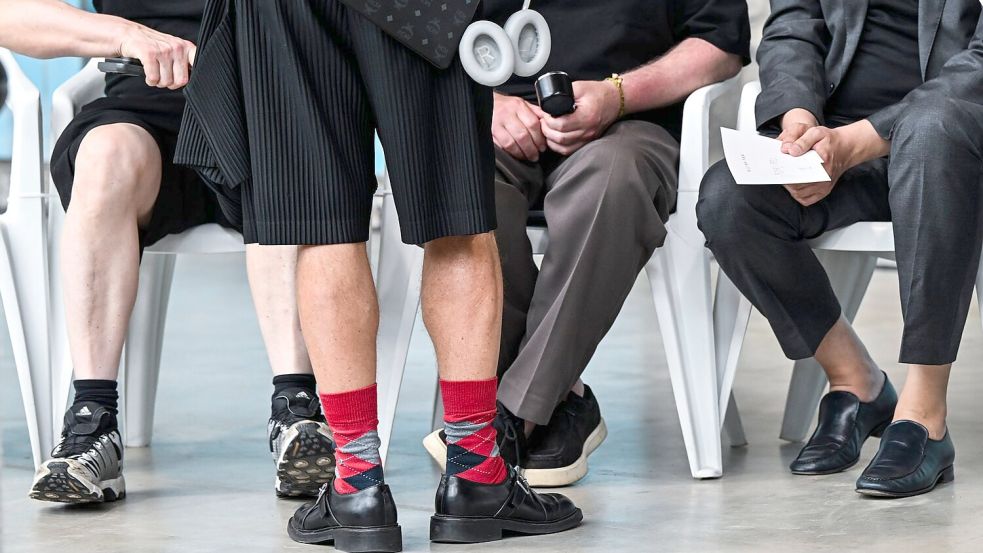 Ein Mann mit roten Mustersocken und kurzen Hosen - kürzlich bei der Berlin Fashion Week. (Archivbild) Foto: Jens Kalaene
