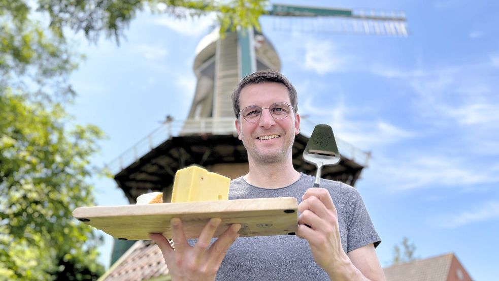 Matthias Fader mit Käse vor der Mühle Spetzerfehn: Ab Donnerstag, 23. Juli 2026M., öffnet er dort einmal pro Woche von 16 bis 18 Uhr sein Käse-Mobil. Foto: Nicole Böning