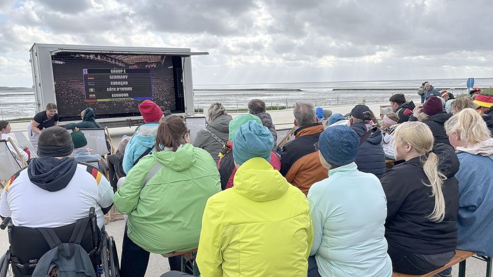 Beim ersten Gruppenspiel der deutschen Mannschaft war es noch kalt und windig beim Public Viewing an der Nordsee. Das sollte beim Finale am Sonntag anders sein. Foto: Rebecca Kresse