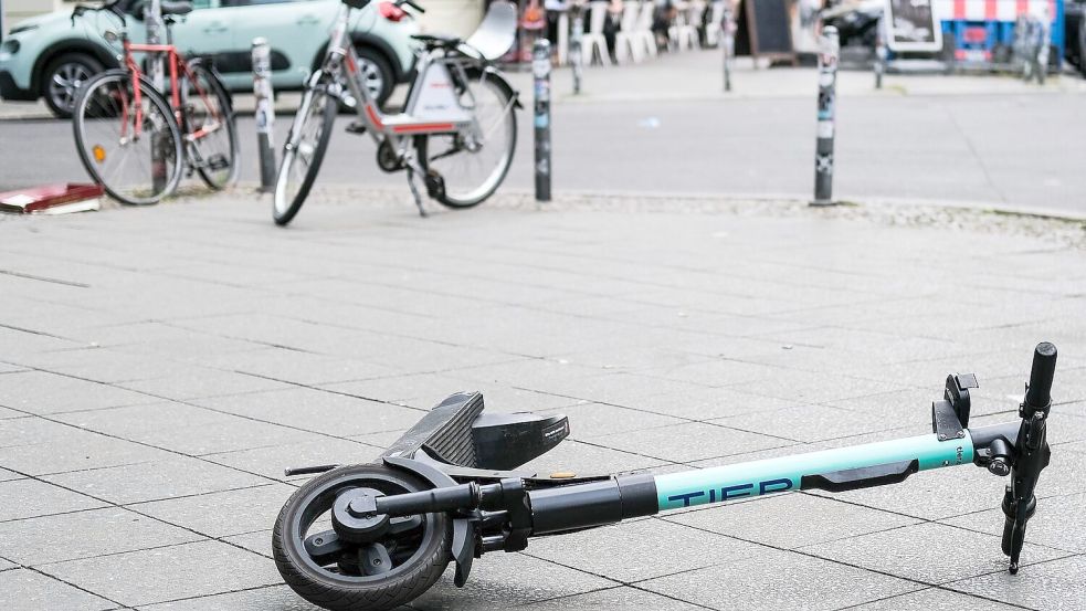Leihroller gibt es in größeren Städten per App, die Gelegenheitsnutzer stehen für Unfallforscher im Fokus. (Symbolbild) Foto: Jens Kalaene