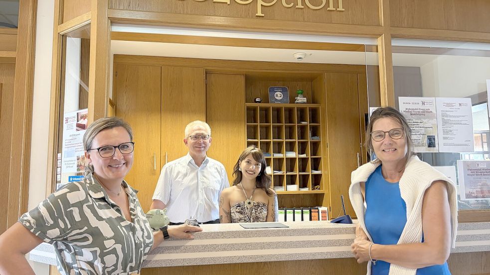 Erleichtert über die Entscheidung der Ausländerbehörde sind Julia Noglik (von links), Peter Hilling, Juliana Valentina Franco Gerena und Gudrun Peltz. Foto: Mammes/Wachstumsregion Ems-Achse