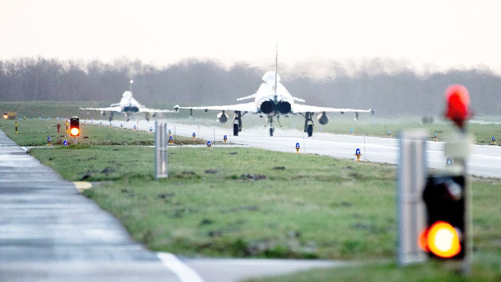 Zwei Kampfflugzeuge vom Typ Eurofighter Typhoon der Luftwaffe fahren über das Rollfeld am Fliegerhorst Wittmundhafen. Foto: Hauke-Christian Dittrich/dpa