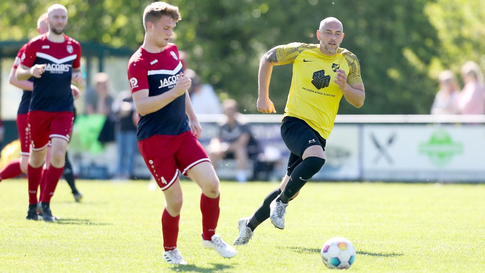 In der Fußball-Ostfrieslandliga sieht der neue Spielplan ein Duell zwischen dem SV Holtland/Brinkum (links) und dem TuS Hinte (rechts) vor. Archivfoto: Jens Doden, Emden