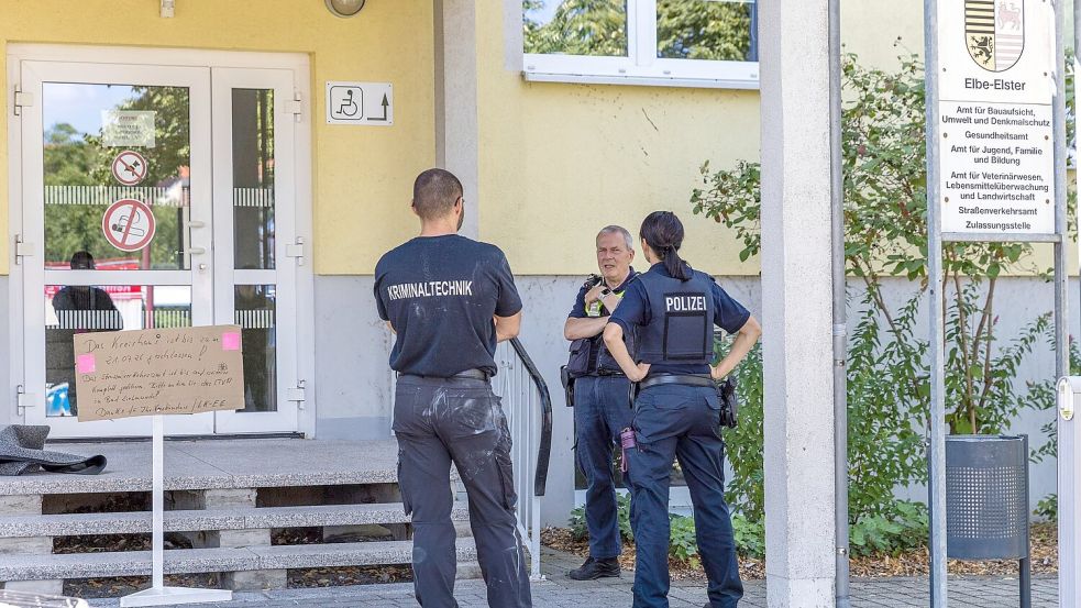 Nach dem Angriff auf eine Mitarbeiterin eines Jugendamtes der Kreisverwaltung ist in Finsterwalde das Gebäude evakuiert und gesperrt worden. Foto: Frank Hammerschmidt