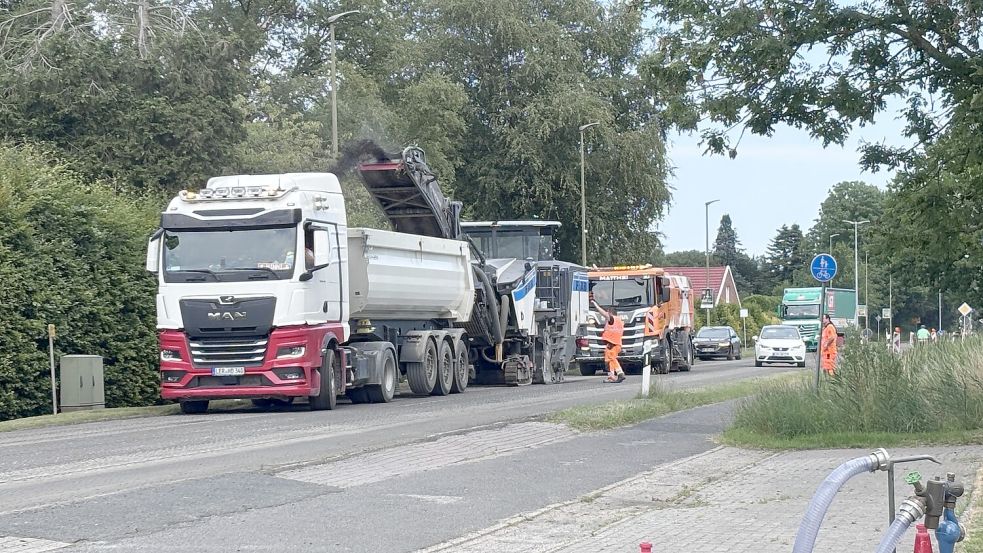 Die Bauarbeiten sind in vollem Gange: Der abgefräste alte Bodenbelag wird auf der Oldersumer Straße am Ortsausgang Westerende-Kirchloog in einen Lastwagen gekippt. Foto: Christin Wetzel