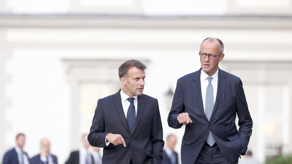 Bundeskanzler Friedrich Merz empfing Emmanuel Macron am Abend auf Schloss Bensberg bei Köln, um das Regierungstreffen am Freitag vorzubereiten. Foto: Rolf Vennenbernd/dpa