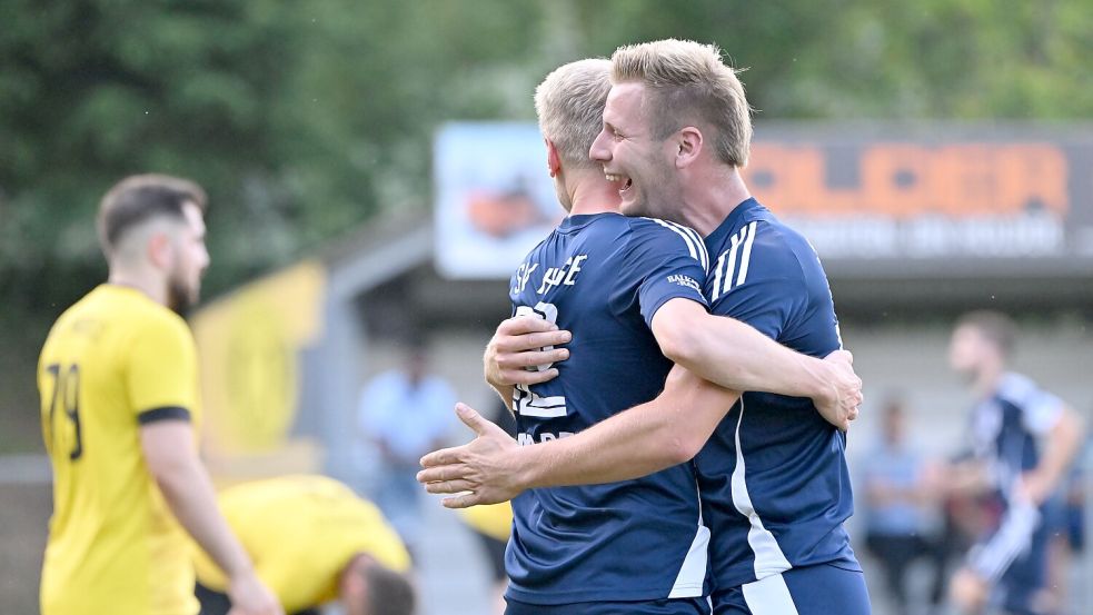 Groß war der Jubel beim SV Hage nach dem Führungstreffer. Fotos: Doden/Blomberg