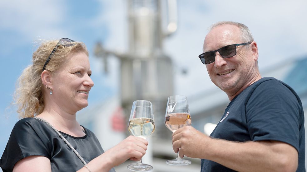 Sonja Hinz und Kai Hahn aus Aurich ließen sich den ersten Wein am Donnerstagnachmittag auf dem Auricher Weinfest schmecken. Foto: Klaus Ortgies
