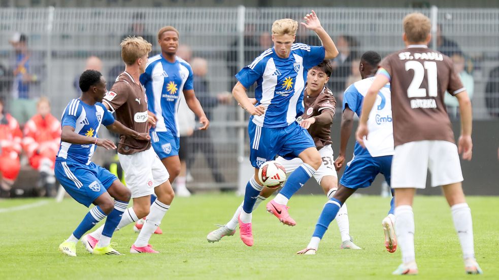 Marvin Benjamins (Mitte) trifft am Samstag mit Kickers Emden auf den SV Rödinghausen. Foto: Jens Doden/Emden
