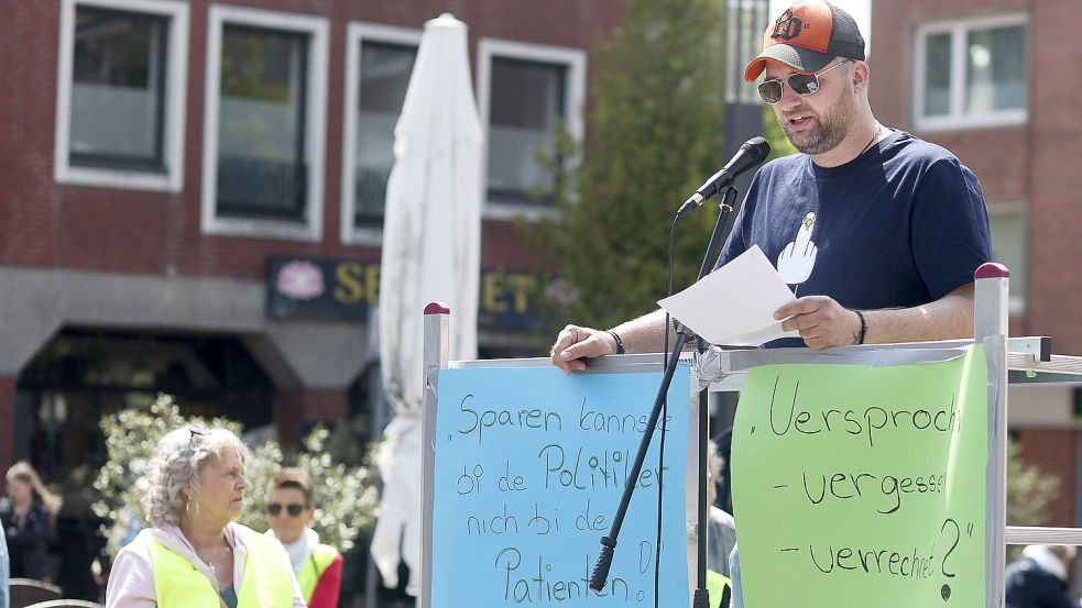 Christian Nützel, hier bei einer Demo für den Erhalt der Notfallambulanz in Emden im Mai 2025, tritt jetzt doch wieder für den Rat an. Foto: Jens Doden/Archiv