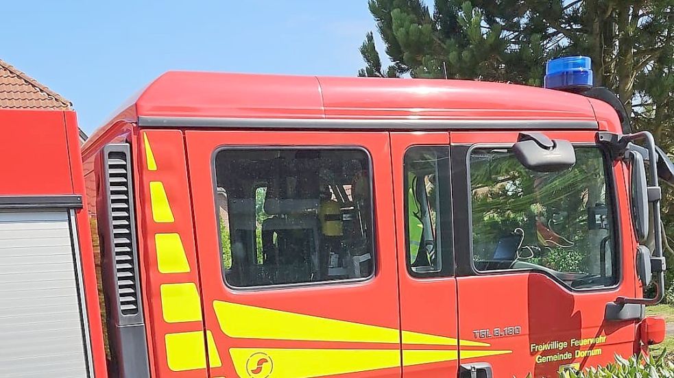 In Neßmersiel hat am Freitagvormittag eine Hecke Feuer gefangen. Foto: Gemeindepressesprecher Ole Caspers