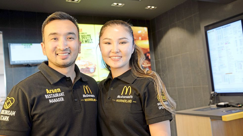 Arsen Zheembaev und Meerim Abdymanap Kyzy sind beide Restaurantleiter bei McDonald’s – er in Neermoor, sie in Remels. Vor sieben Jahren kam das Paar aus Kirgisistan nach Deutschland. Foto: Karin Lüppen