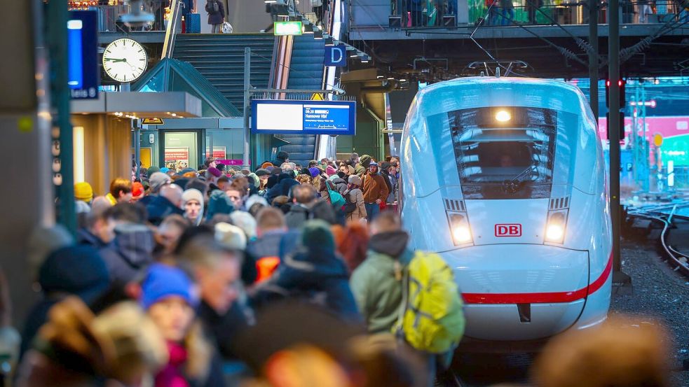 Die Deutsche Bahn muss laut einem Beschluss der Bundesnetzagentur auf hochbelasteten Strecken im Fernverkehr mehr Platz für die Konkurrenz machen. (Archivbild) Foto: Christian Charisius