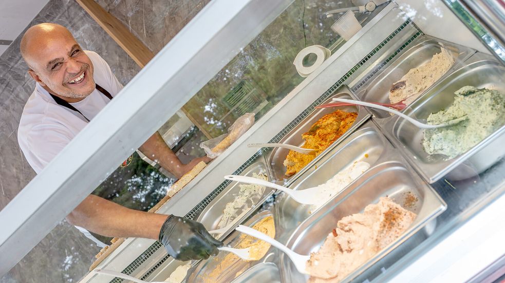 Am neuen Stand von Hany Mahmoud auf dem Pewsumer Wochenmarkt kommt niemand ohne eine Kostprobe vorbei. Fotos: Klaus Ortgies
