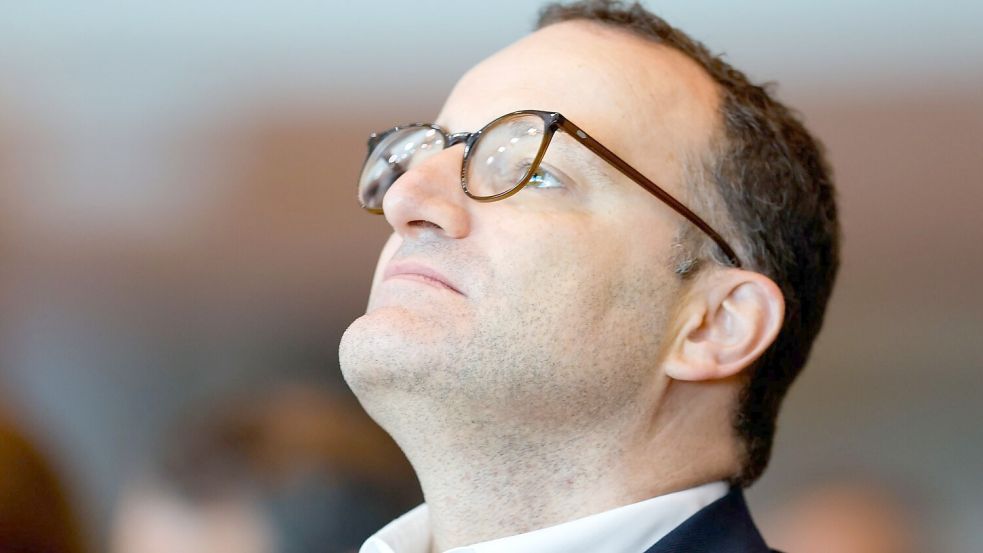Unionsfraktionschef Jens Spahn gerät unter Druck, weil er mit seinem Mann mit Hilfe einer Leihmutter Nachwuchs bekam. (Archivbild) Foto: Thomas Banneyer