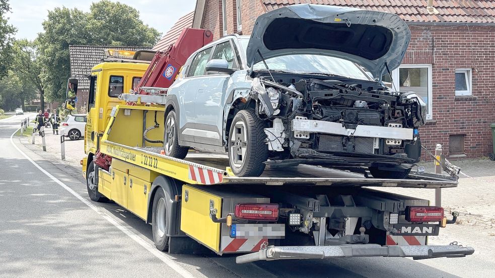 Der Kia wurde bei dem Unfall stark beschädigt und musste abgeschleppt werden. Foto: Aiko Recke
