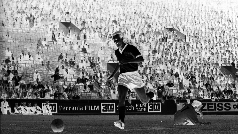 Bei der WM 1966 schoss Franz Beckenbauer im Viertelfinale das 2:0 gegen Uruguay. Das Spiel endete 4:0. Foto: Imago Images/Horstmüller