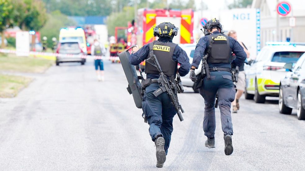 Einsatzkräfte auf dem Weg zum Tatort bei Aalborg. Foto: Henning Bagger