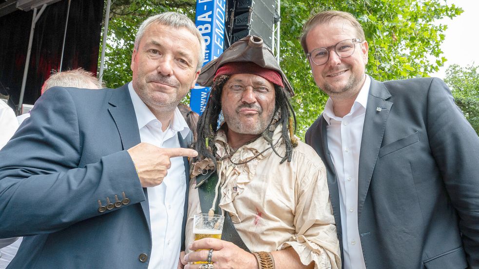 Eröffneten das Fest: Johann Saathoff (von links), MdB SPD, Pirat Jack Sperrholz und OB Tim Kruithoff (parteilos). Fotos: Klaus Ortgies