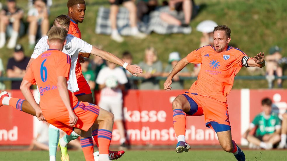 Fabian Herbst (rechts) wird Kickers Emden in der neuen Spielzeit anführen. Foto: Doden/Emden