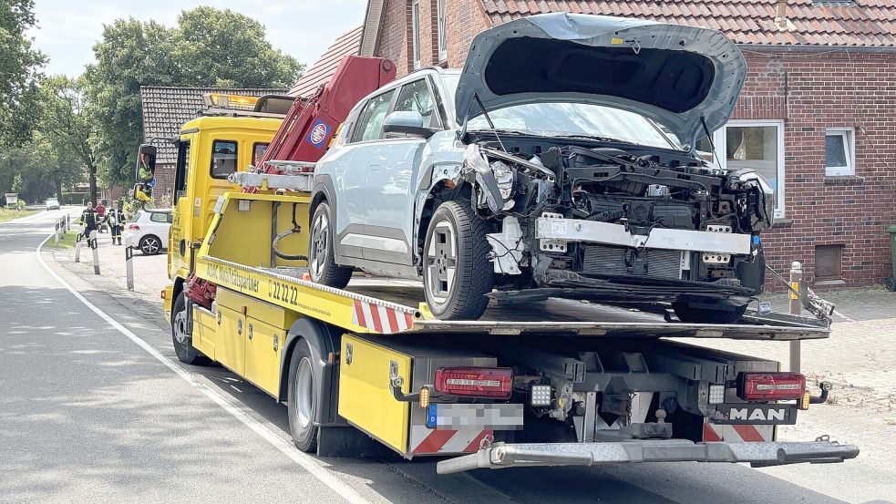 Der Kia wurde bei dem Unfall in Victorbur stark beschädigt und musste abgeschleppt werden. Foto: Aiko Recke