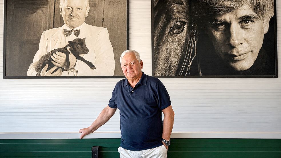 Ullrich Kasselmann auf seinem Hof. Im Hintergrund hängen Porträts von ihm und seinem langjährigen Geschäftspartner Paul Schockemöhle. Foto: Carlotta Vorbrüggen