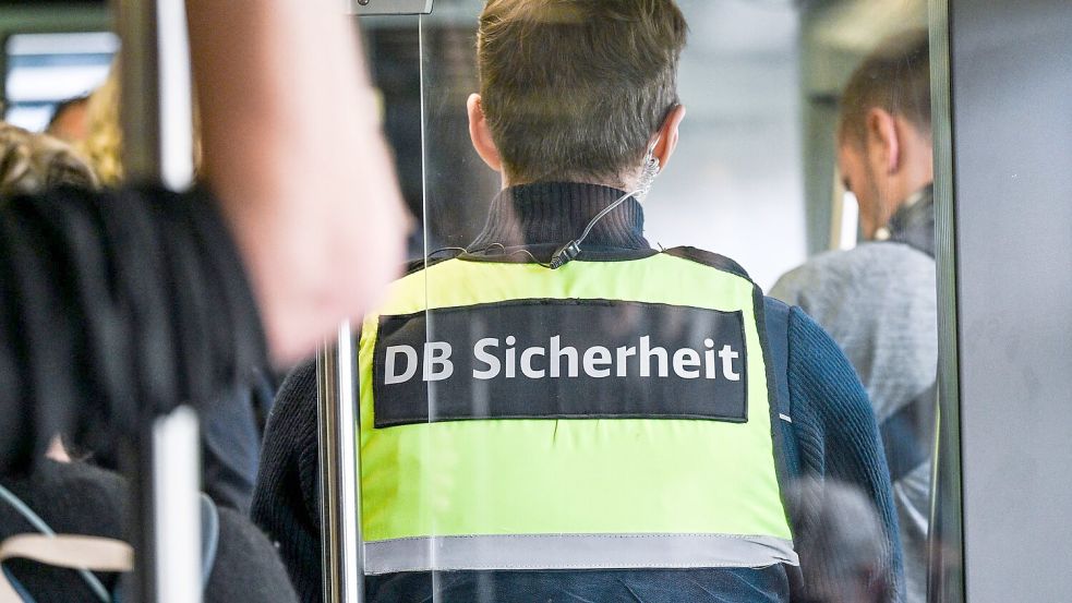 Der Bahn-Mitarbeiter stürzte aus dem Zug und erlitt lebensgefährliche Verletzungen. (Archivbild) Foto: Jens Kalaene