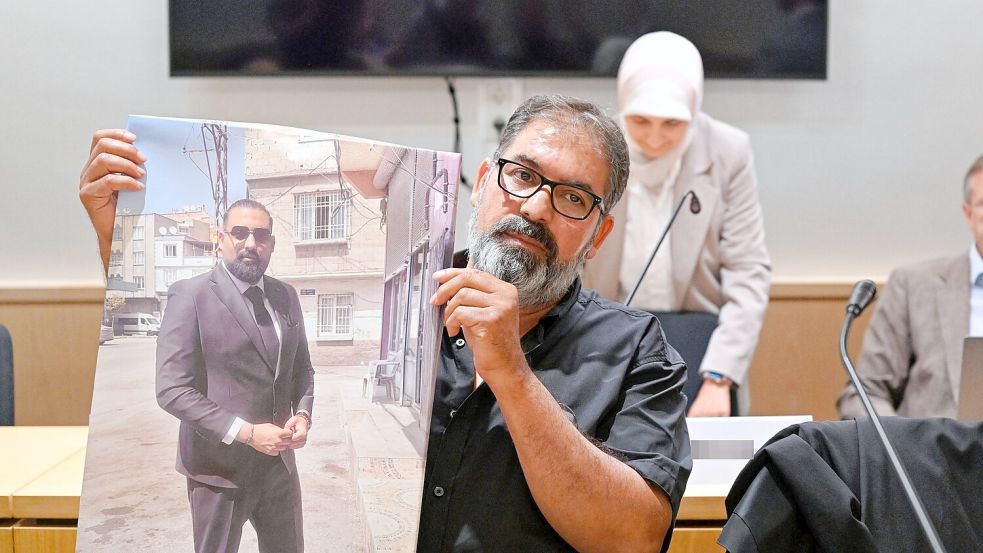 Der Vater des in Rheinland-Pfalz totgeprügelten Zugschaffners zeigte im Gerichtssaal ein Bild seines Sohnes. (Archivbild) Foto: Uwe Anspach