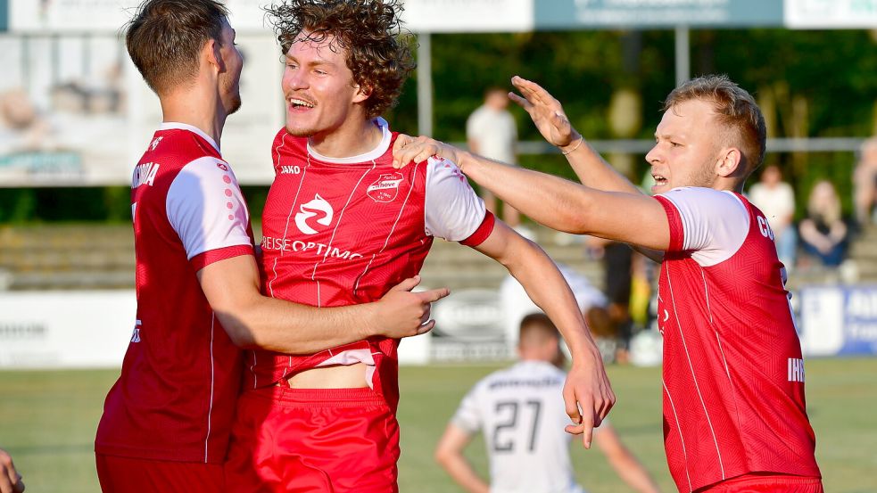 Der Ihrhover Jubel nach dem 3:2-Siegtreffer: Die Glückwünsche gingen vor allem an Vorlagengeber Maximilian Gabrieles (Mitte). Fotos: Hans Damm