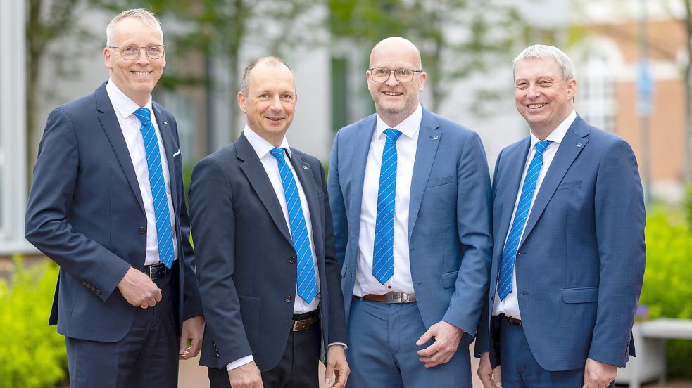 Der Vorstand der neuen Fehntjer VR Bank: (von links) Uwe Brechtezende, Ulrich Jungmann, Kai Stöter und Lothar Janssen. Das neue Geldinstitut warnt nun vor Betrugsversuchen im Zusammenhang mit der Fusion. Foto: Markus Hibbeler