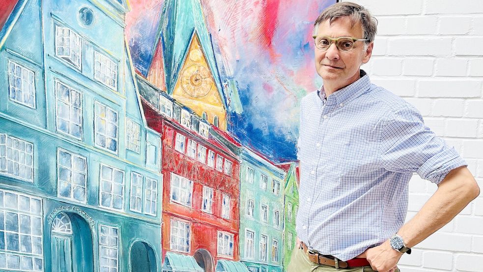 Die 14. Generation: Christian von Stern, geschäftsführender Gesellschafter der „von Stern’sche“-Druckerei vor einem Bild des Stammhauses in der Lüneburger Altstadt. Foto: Thomas Ludwig