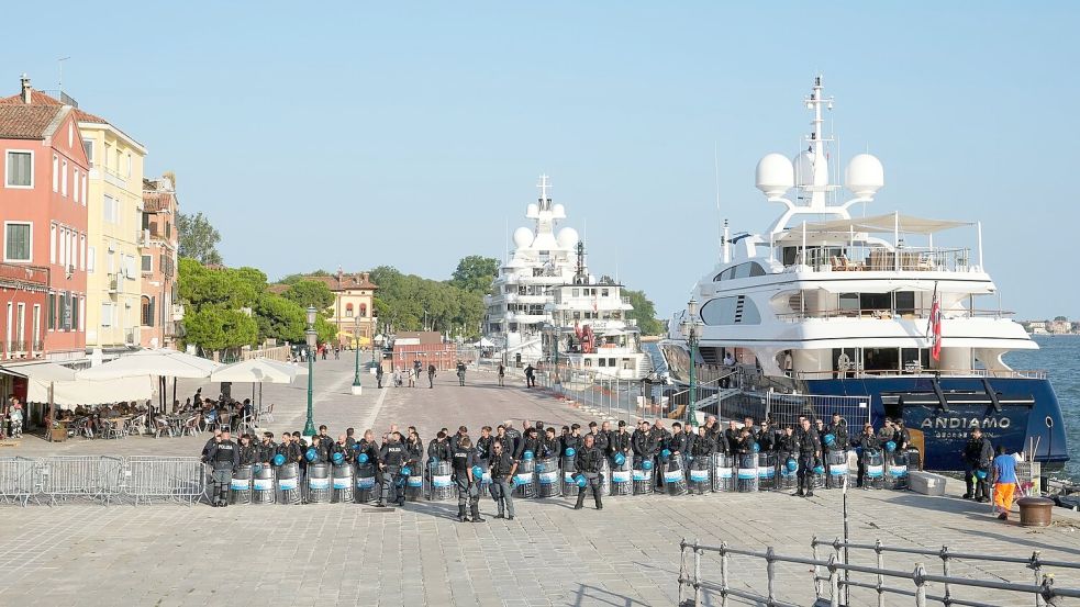 Die Polizei riegelte den Zugang zu der Jacht ab. Foto: Luca Bruno