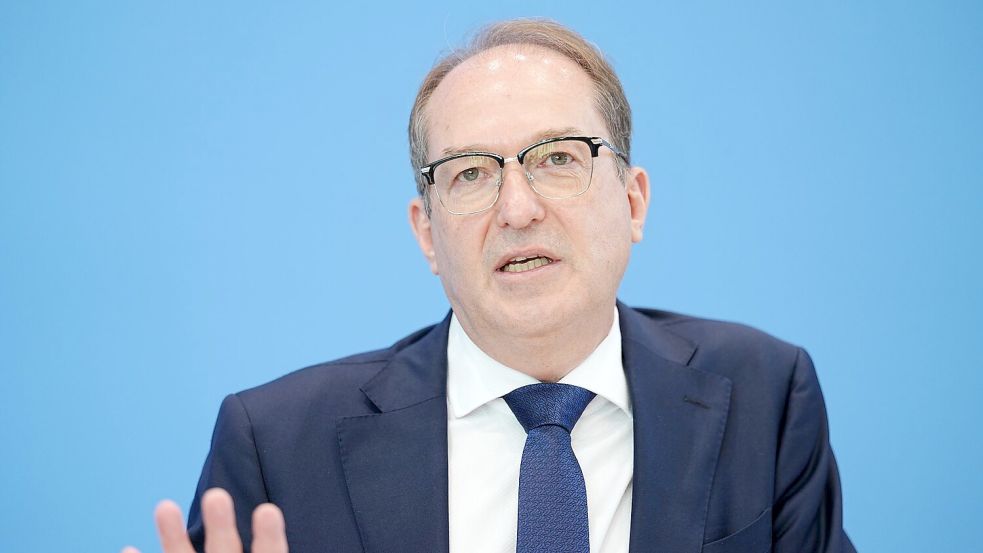 Bundesinnenminister Alexander Dobrindt hatte bereits vor einem Monat bei der Innenministerkonferenz in Hamburg von einer „hohen Bedrohungslage“ gesprochen. (Archivbild) Foto: Kay Nietfeld/dpa