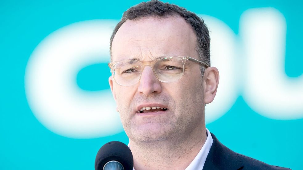 „Es gibt manchmal keine einfache Antwort“, sagt Unionsfraktionschef Jens Spahn (CDU) zur Frage, wie seine persönliche Entscheidung und die Positionen seiner Partei zusammenpassen. (Archivbild) Foto: Michael Kappeler/dpa