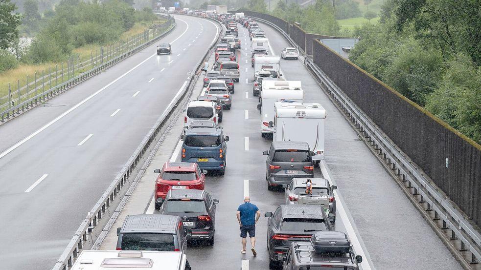 Auf der Autobahn A2 in Richtung Süden staut sich der Gotthard-Ferienreiseverkehr. Foto: Urs Flueeler