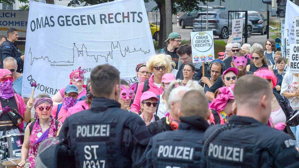 Die Gegendemonstration fand in einiger Entfernung der AfD-Veranstaltung statt, hinter einer Polizeiabsperrung. Foto: Klaus-Dietmar Gabbert