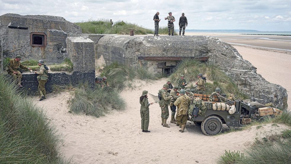 Zum 80. Jahrestag des D-Day wurden 2024 Kriegsszenen am Utah Beach in der Normandie nachgespielt. (Archivbild) Foto: Laurent Cipriani/AP/dpa