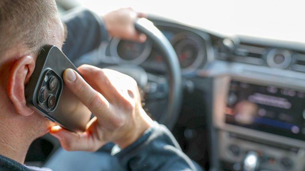 Innenraum-Überwachungssysteme in Autos sollen unter anderem verhindern, dass der Fahrer während der Fahrt ohne Freisprechanlage telefoniert. (Symbolbild) Foto: Jan Woitas
