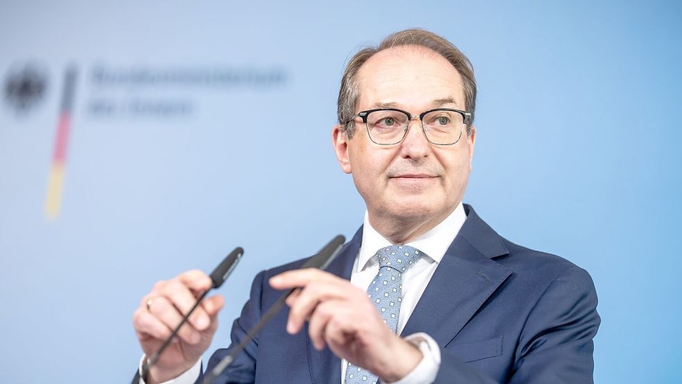 Bei den Spekulationen um die Nachfolge von Jens Spahn an der Spitze der Unionsfraktion fällt auch der Name des bisherigen Innenministers Alexander Dobrindt. Foto: Michael Kappeler/dpa