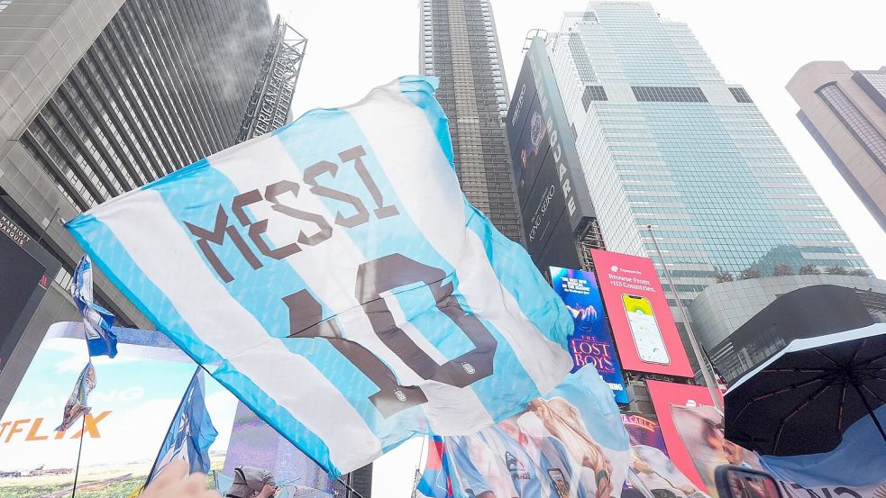 Argentinische Fans stimmen sich am Times Square auf das Finale ein. Foto: Frank Franklin III