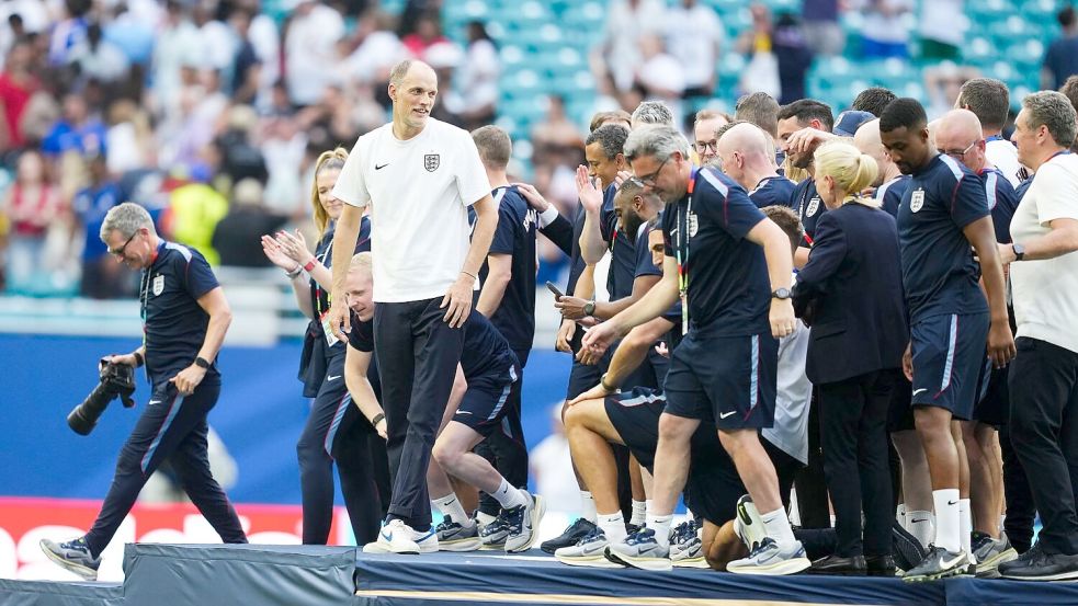 Thomas Tuchel (l) auf dem Podest für den WM-Dritten. Foto: Martin Rickett