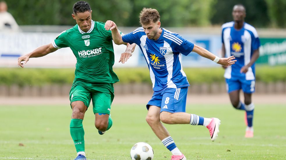 Bogdan Shubin (am Ball) hat mit Kickers Emden 1:4 gegen den SV Rödinghausen verloren. Foto: Jens Doden/Emden